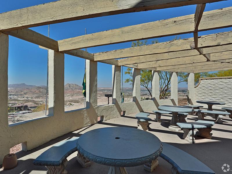 Outdoor Seating | Kings Hill Apartments in El Paso