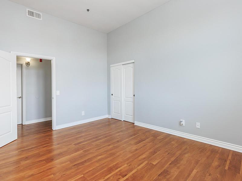 Room | Hollywood View Towers
