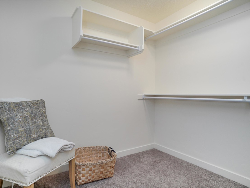Walk In Closets | Jaybird Apartments