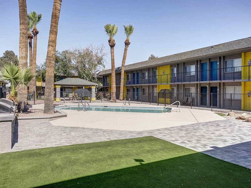 Swimming Pool and Grills | Park 67 Apartments in Glendale, AZ