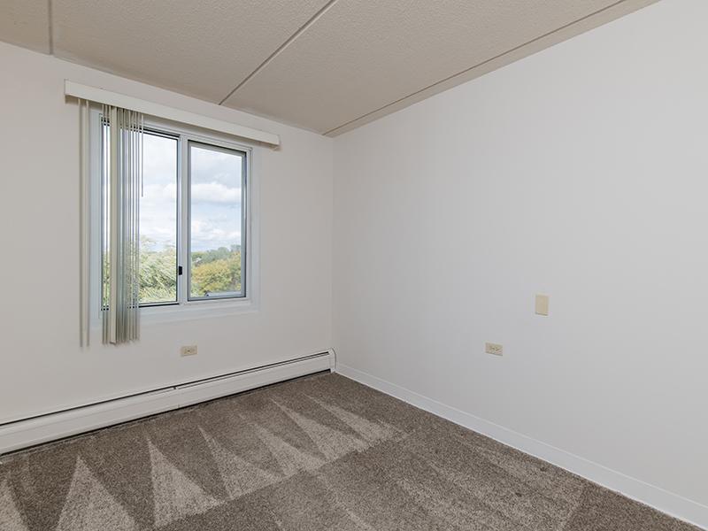 Bedroom | Centennial North Apartments in Mount Prospect, IL