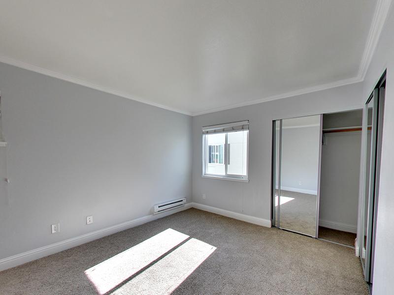 2 & 3 Bedroom Apartments | Hampshire Apartments in Redwood City, CA