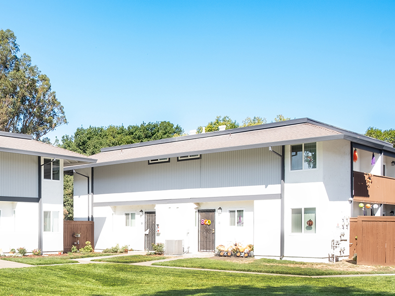 Apartment Exterior | Parkside Villa Apartments in Fairfield, CA