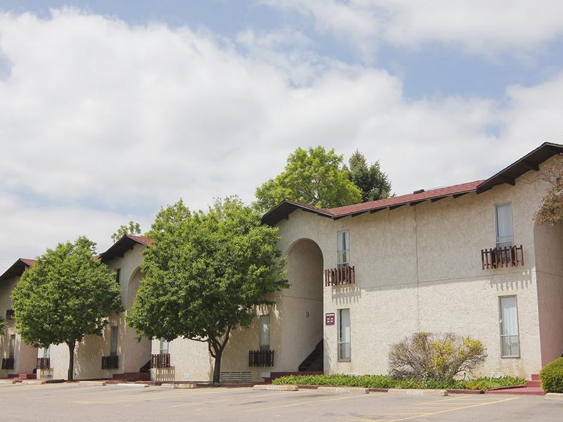 Apartment Exterior | Riviera Apartments in Northglenn, CO