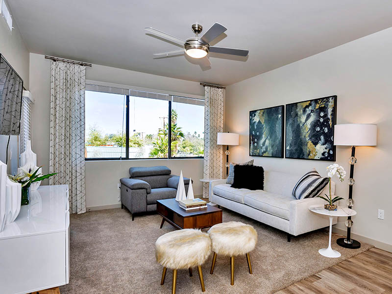 Living Room | The Curve at Melrose Apartments in Phoenix, AZ