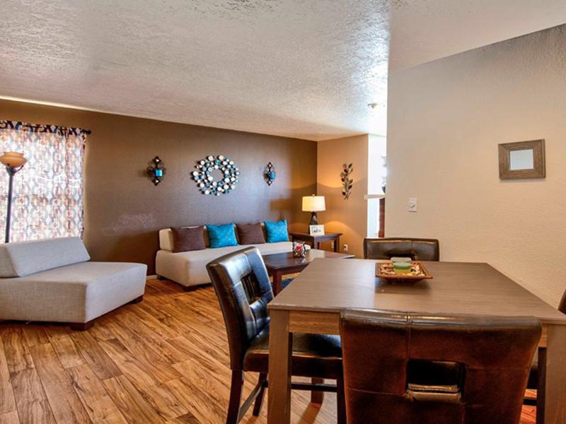 Living Room | Oak Tree Park Apartments