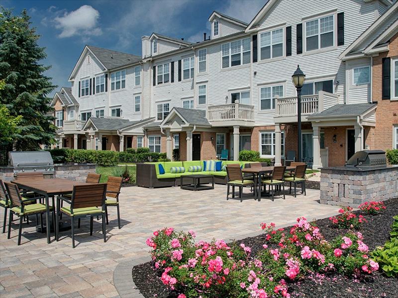 Outdoor Lounge | River Run at Naperville