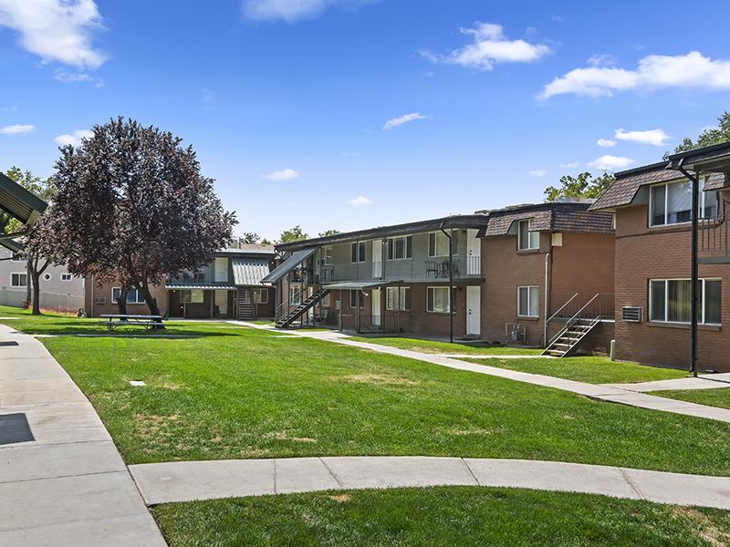 Exterior | Woodside at Holladay Apartments