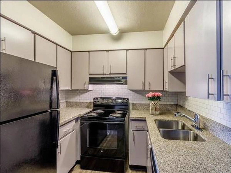 Kitchen | Oxford Pointe Apartments in Thornton, CO