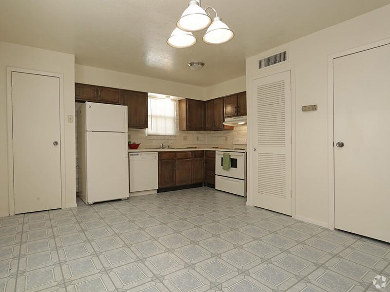 Kitchen | Kings Hill Apartments in El Paso