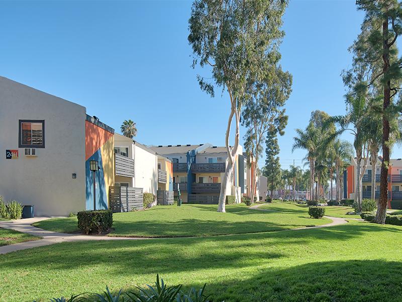 Manicured Grounds | Horizon Apartments