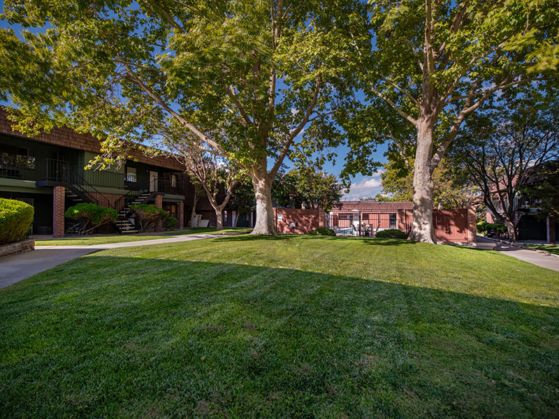 Grounds | Meadowlark Apartments