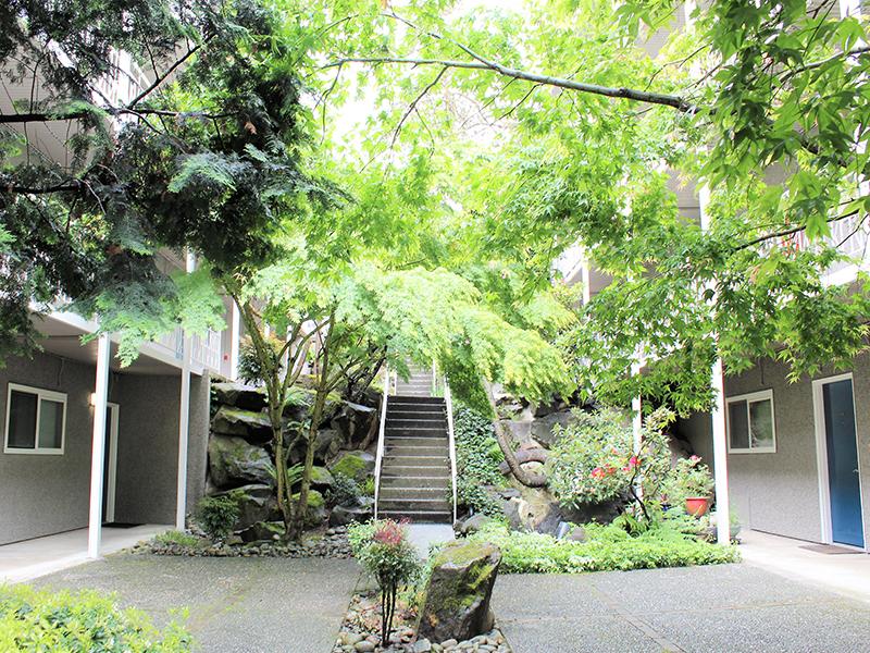 Exterior Courtyard | Sheridan Beach Terrace Lake Forest Park Apartments