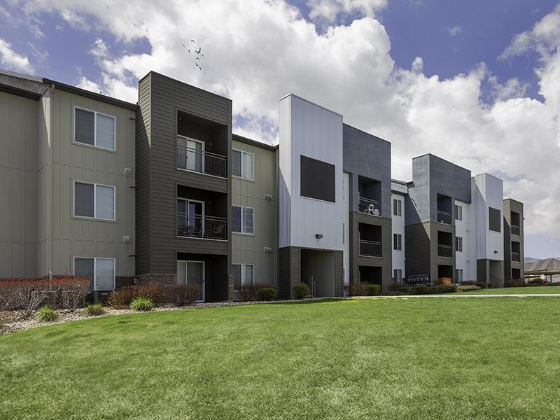 Building Exterior | Wilshire Place Apartments