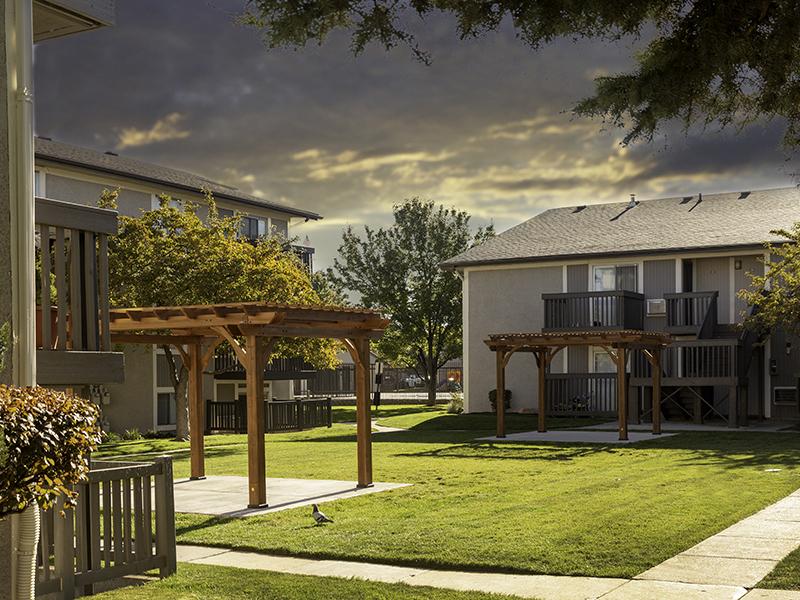 Beautiful Landscaping | Apartments at Decker Lake