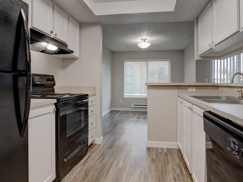 Kitchen | Pointe East Apartments in Fife WA