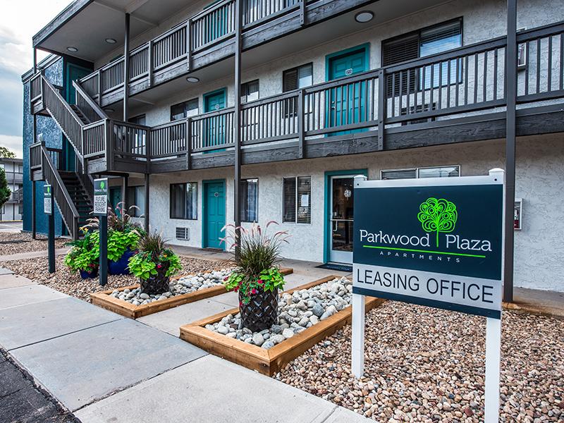 Entry | Parkwood Plaza