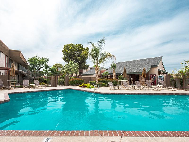 Swimming Pool & Jacuzzi | Apartments in Mesa