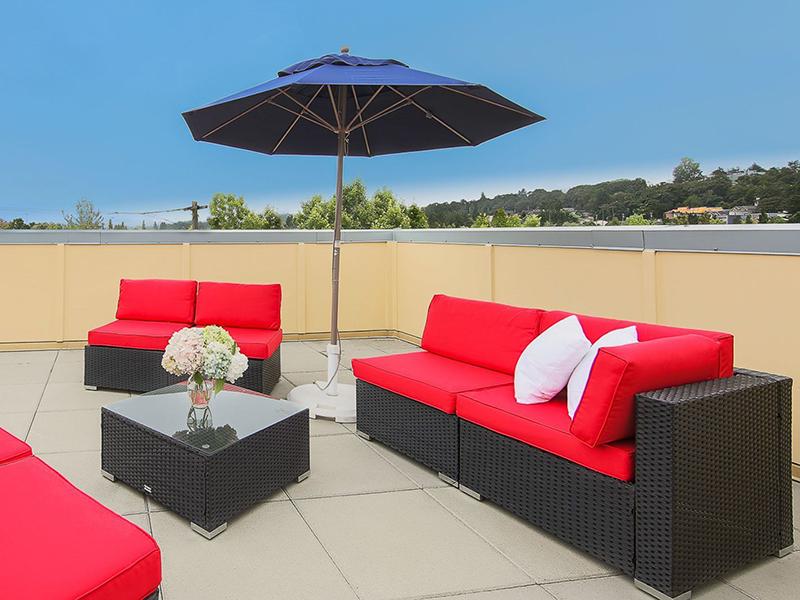 Outdoor Seating | 999 Hiawatha