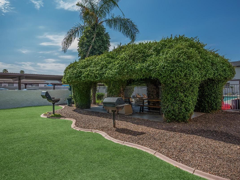 BBQ and Picnic Area | Prados Apartments at Arcadia