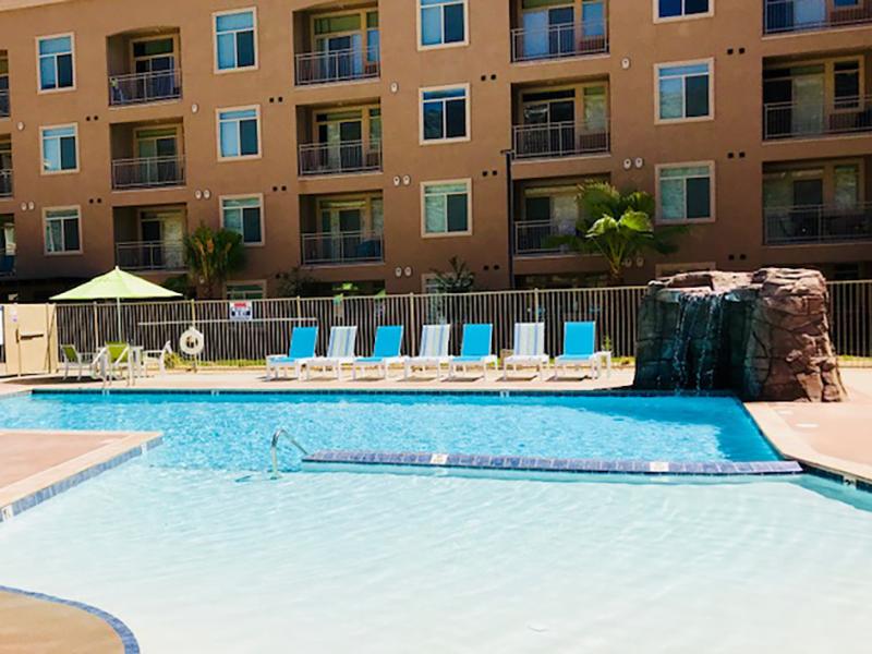 Swimming pool Legacy Ridge Apartments