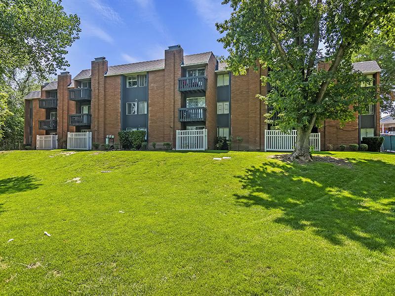 Beautiful Landscaping | Cottonwood Creek Estates Apartments in Murray, UT