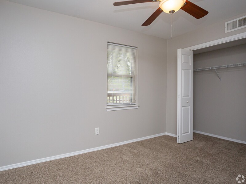 Bedroom with a Ceiling Fan | Kingston Point Apartments in Baton Rouge, LA