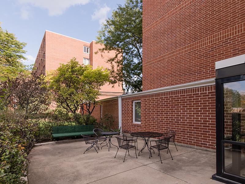 Outdoor Seating | Centennial North Apartments in Mount Prospect, IL