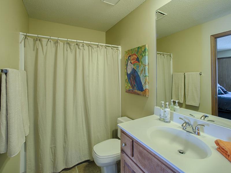 Bathroom | Pinegate Apartments
