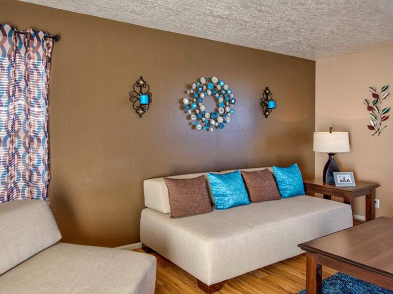 Living Room | Oak Tree Park Apartments