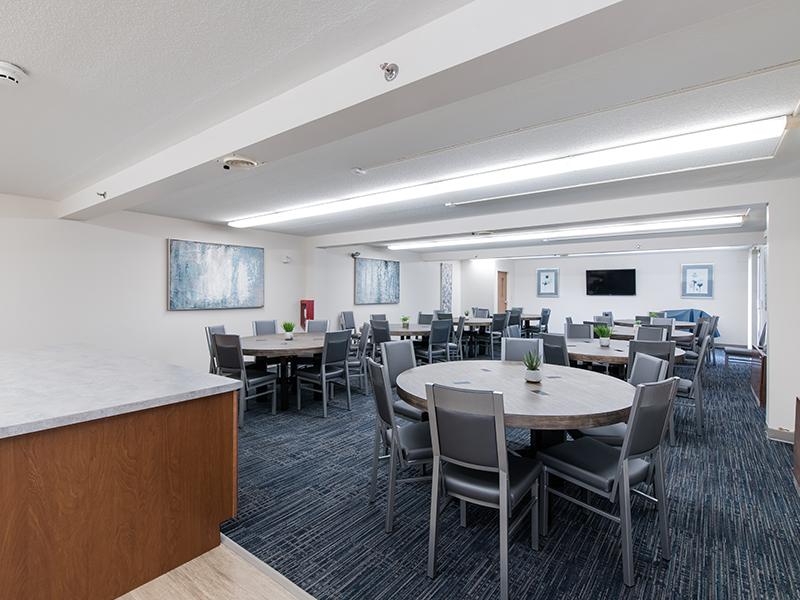 Resident Lounge | Centennial North Apartments in Mount Prospect, IL