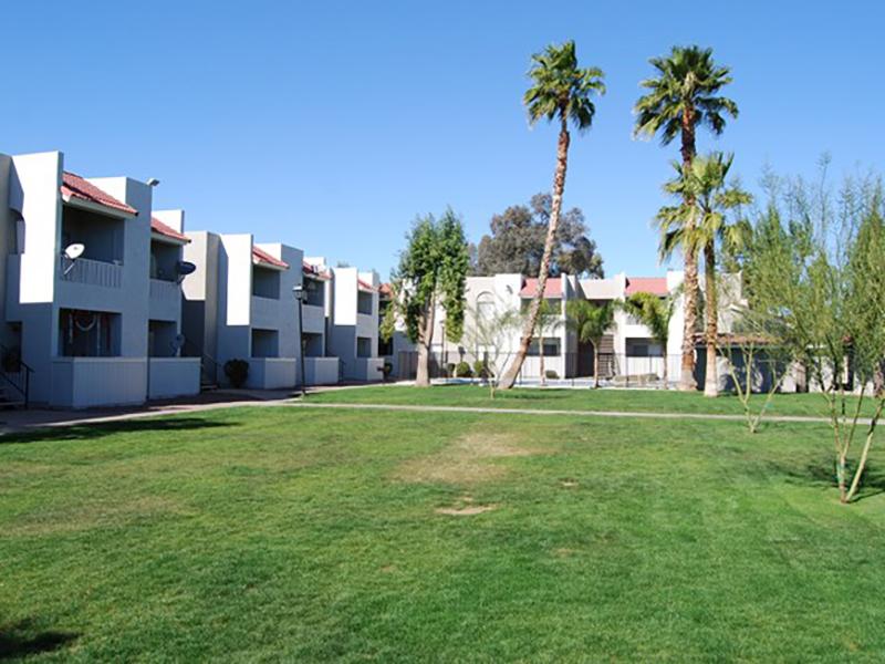 Courtyard | Sunset Terrace Apartments