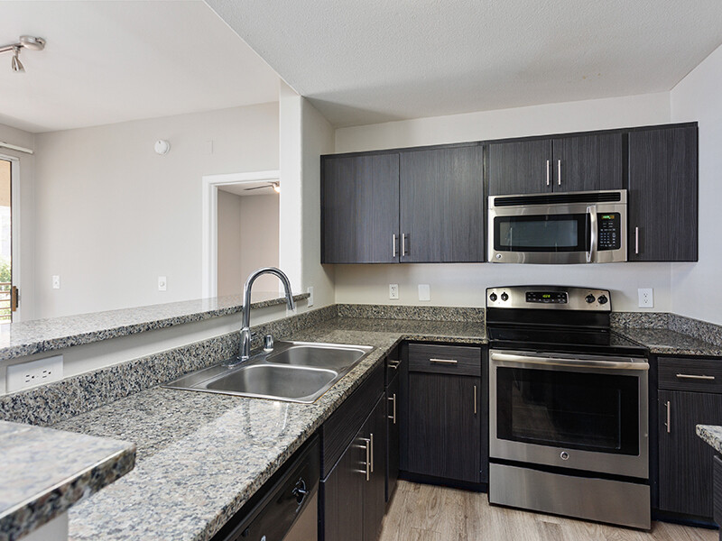 Kitchen | The Met at 3rd and Fillmore Apartments in Phoenix, AZ