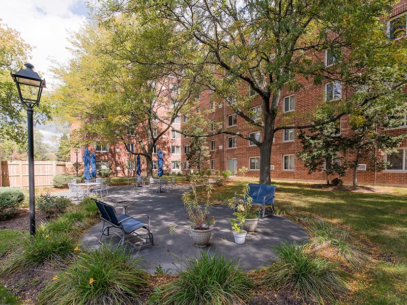 Beautiful Landscaping | Centennial North Apartments in Mount Prospect, IL