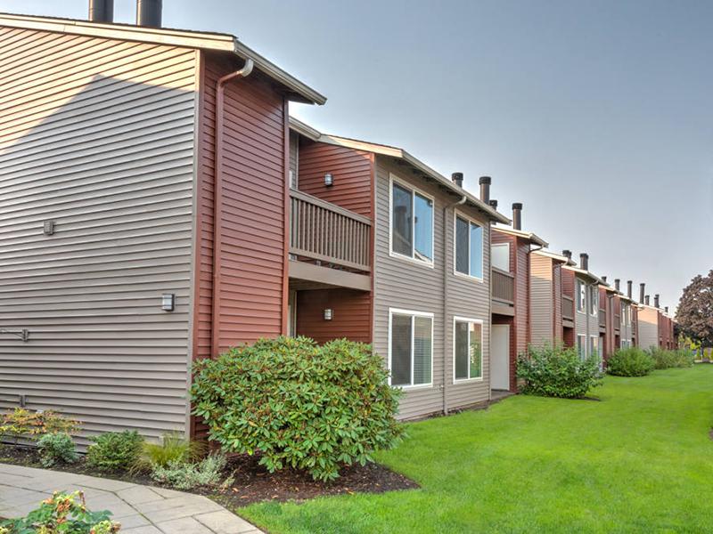 Exterior Building Landscape | Pointe East Fife Apartments