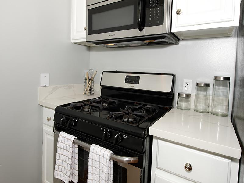 Kitchen | Hollywood View Towers