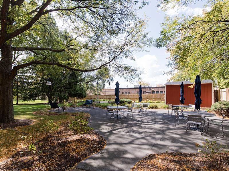 Outdoor Seating Area| Centennial North Apartments in Mount Prospect, IL