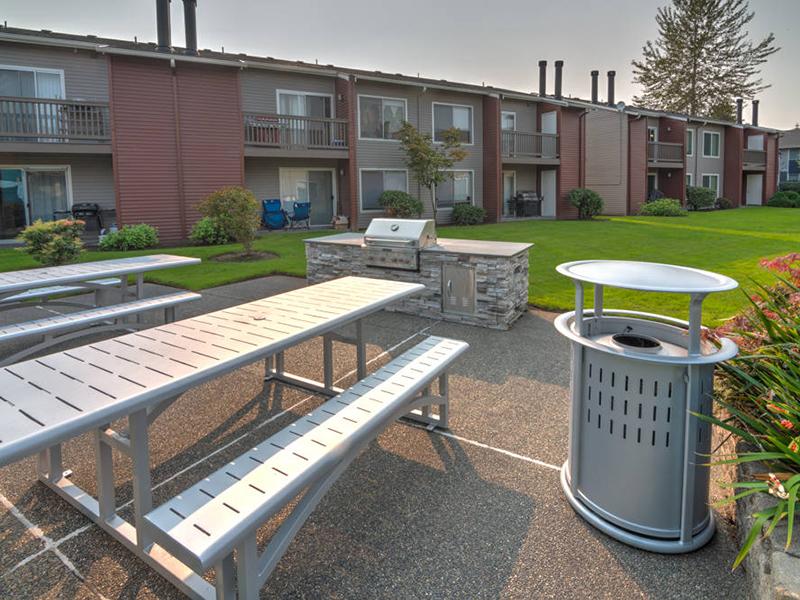 BBQ & Picnic Area | Pointe East Apartments