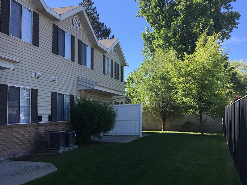 Building Exterior | Riverview Townhomes