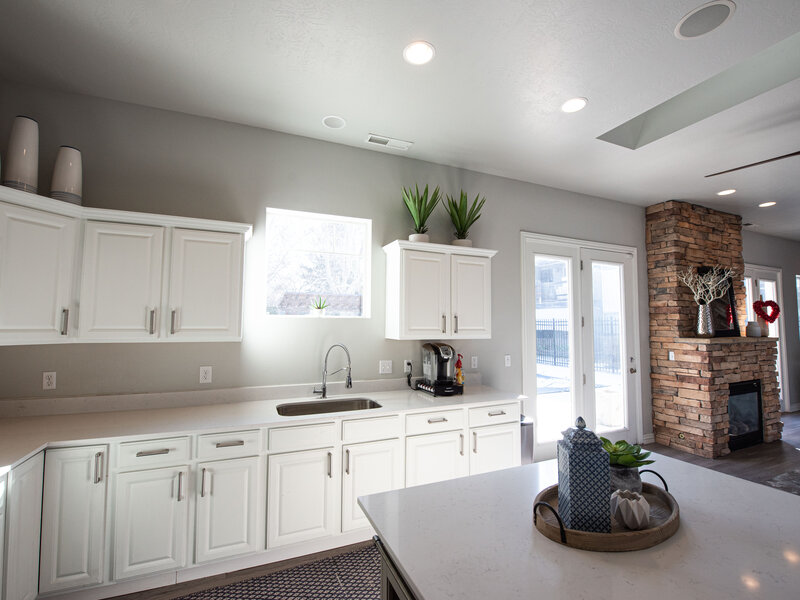 Clubhouse Lounge and Kitchen | The Park Apartments in Bountiful, UT
