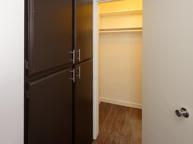 Closet | Burbank Apartments