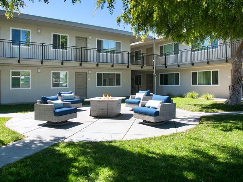 Outdoor Lounge | Vivante Apartments