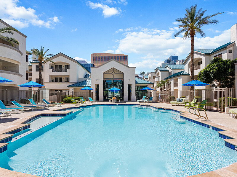 Beautiful Pool | The Met at 3rd and Fillmore Apartments in Phoenix, AZ