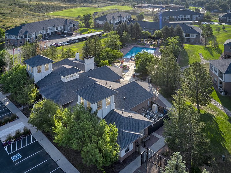 Spacious Grounds | Retreat at Cheyenne Mountain Apartments