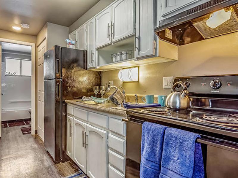 Kitchen | Bridge Square Apartments