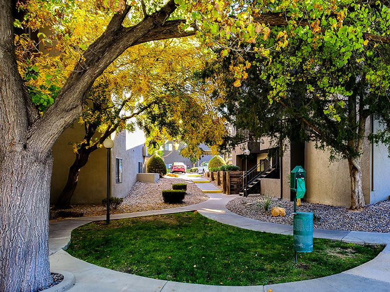 Beautiful Landscaping | Candlelight Square Apartments