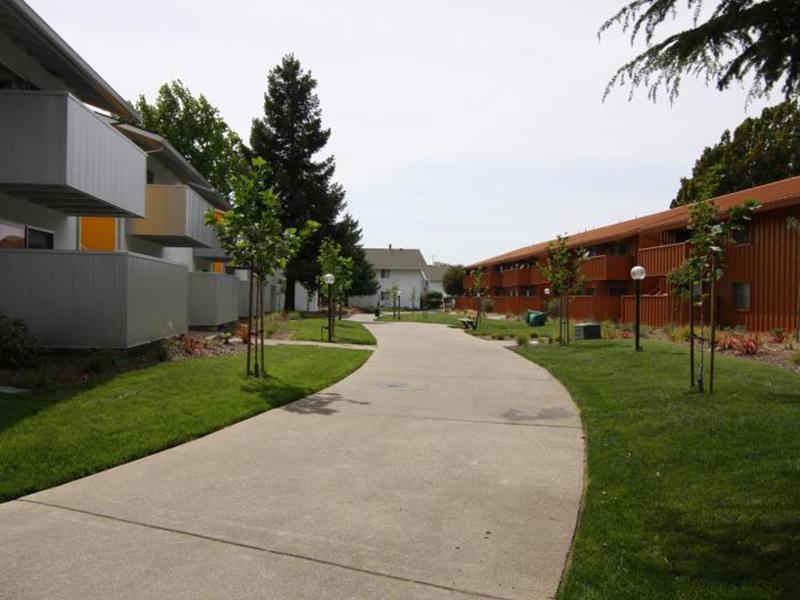 Walking Paths | Lakeside Apartments in San Leandro, CA
