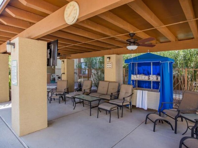 Poolside Seating | Sun Wood Senior Apartments in Peoria, AZ