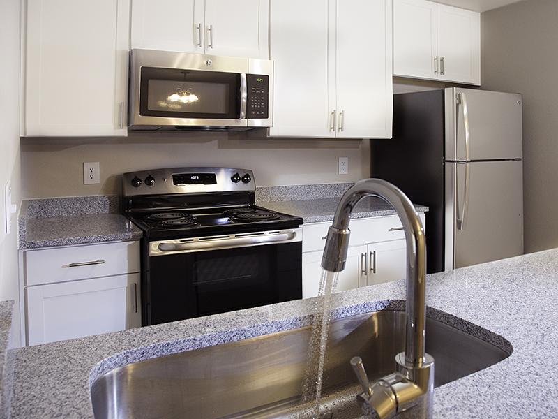 Kitchen | Hunters Woods Apartments