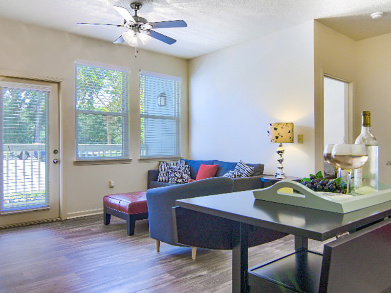Front Room | Woodside Apartments in Mobile, AL